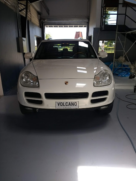 Porsche con patente Volcano dentro de Volcano Garage