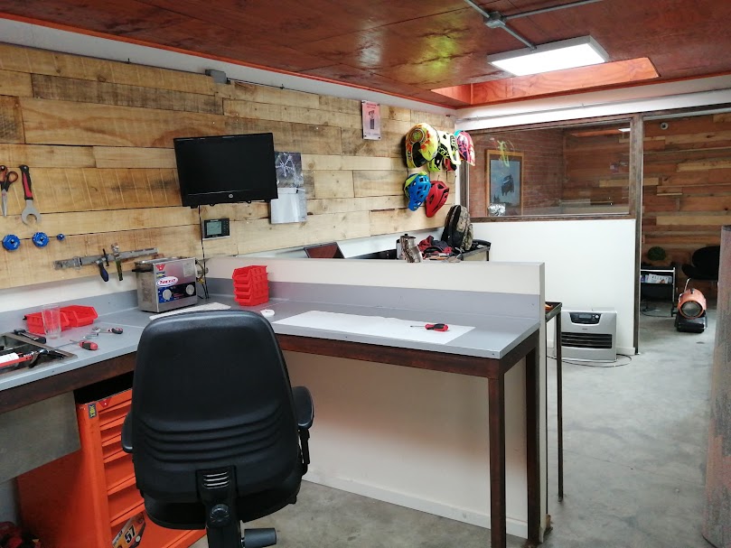 Recepción y zona de atención de Volcano Garage