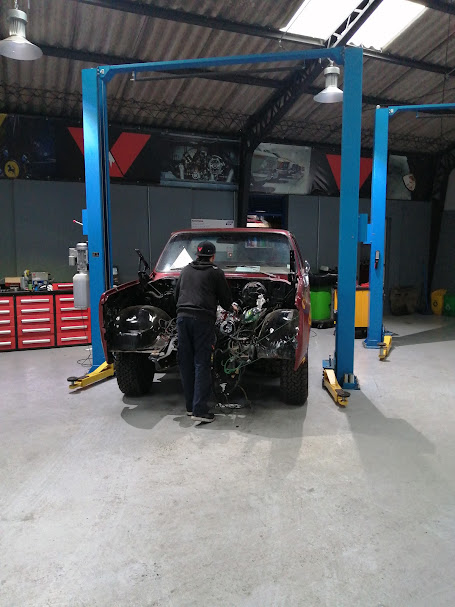 Reparación mecánica en proceso dentro de Volcano Garage