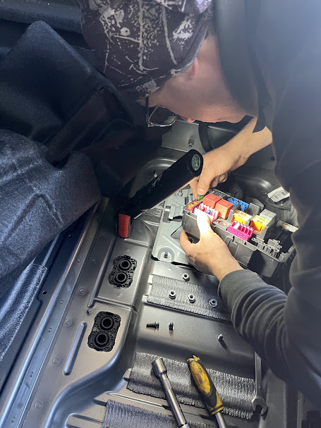 Diagnóstico de red eléctrica realizado en un vehículo en Volcano Garage