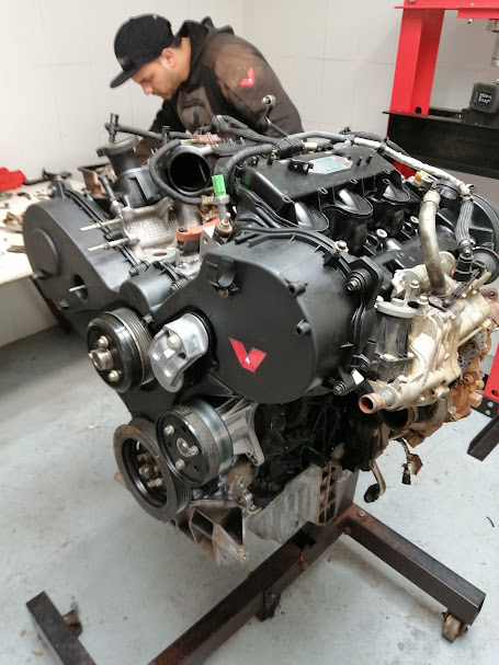 Motor preparado para una reparación en Volcano Garage